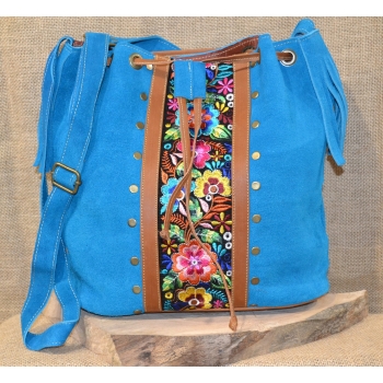 Torebka worek etno ze skóry jasnoniebieska z kwiatowym haftem .